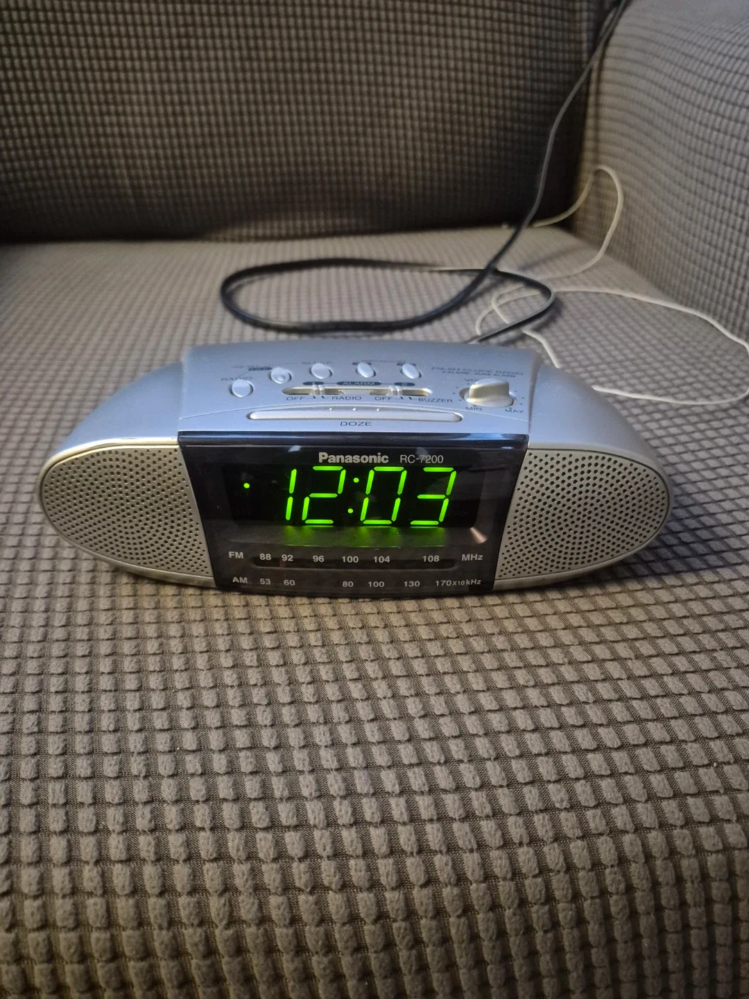 Panasonic RC-7200 FM/AM Clock Radio image indicator(6)