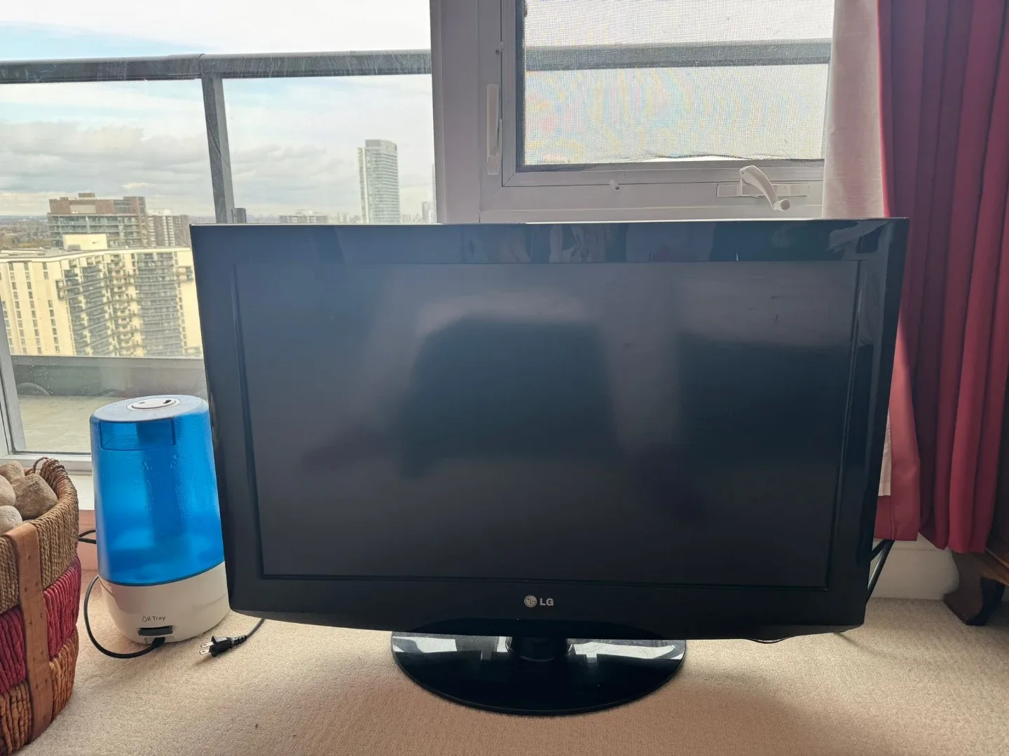 LG TV - Great Condition! 32" Include Chromecast
