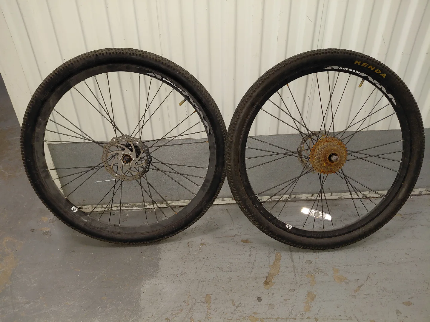 Pair of Kenda Sirdar Bicycle Wheels 26" Disk