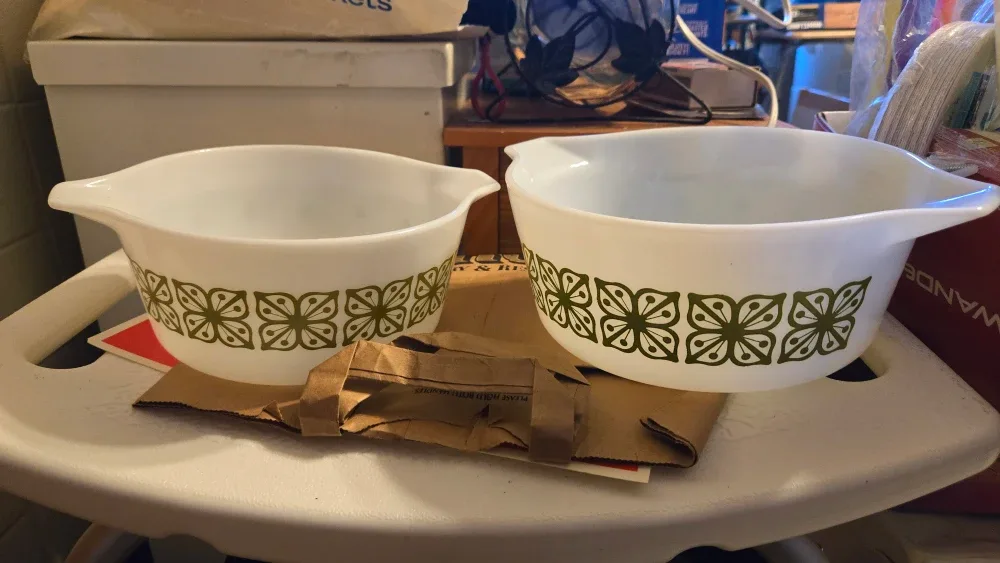 Vintage Pyrex Verde 401 & 402 Bowls