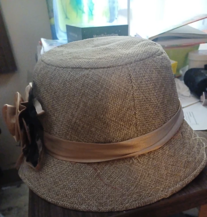 Elegant Beige Dress Hat with Floral Detail - photo 3