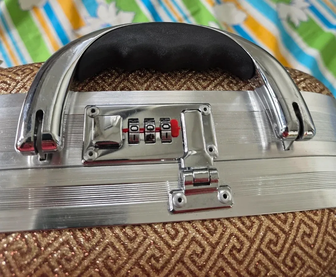 Vintage Gold Sparkly Makeup/Cosmetic Case with Lock image indicator(10)