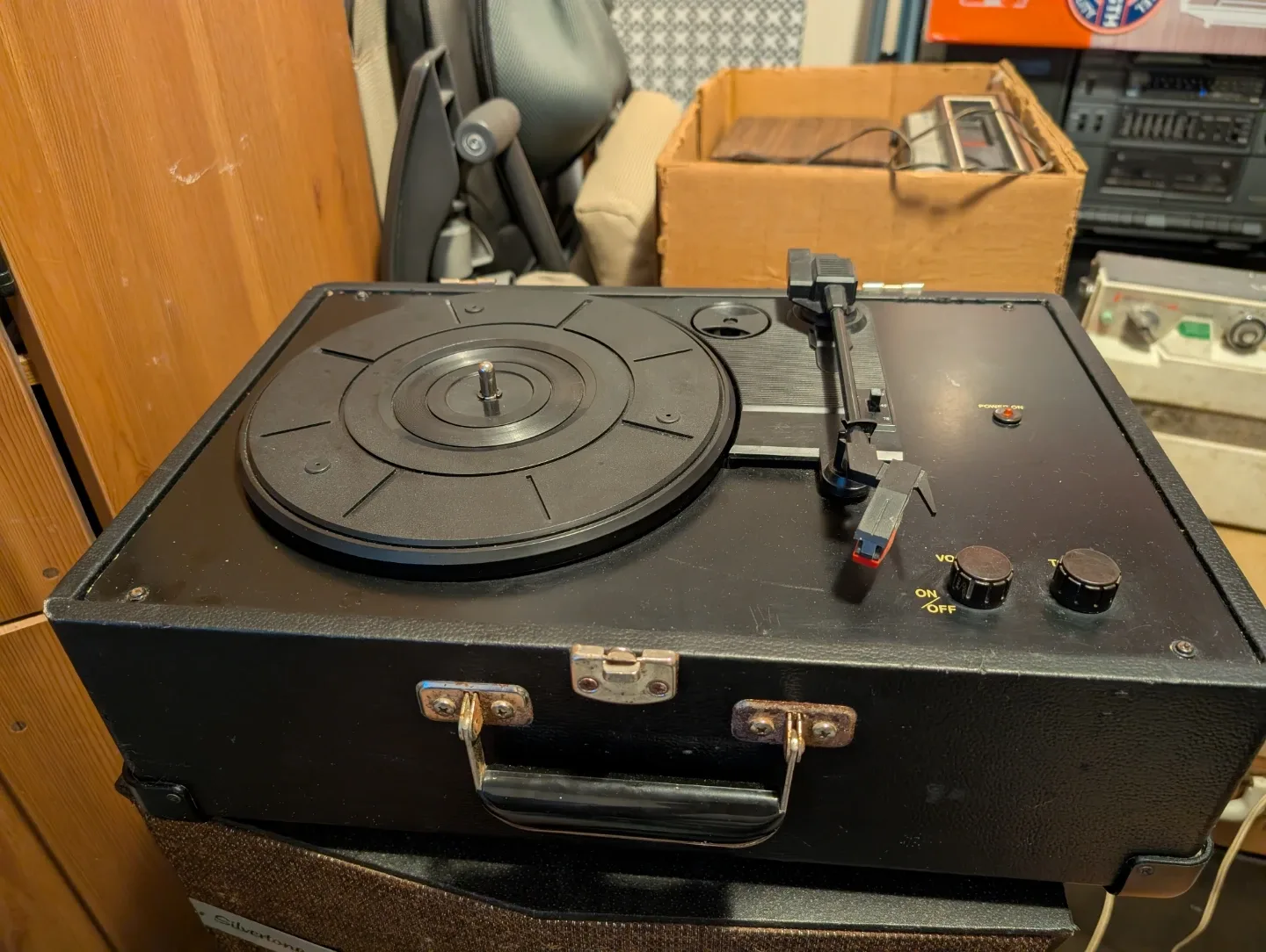 Vintage Suitcase Record Player - Black Crosley CR49 image indicator(2)