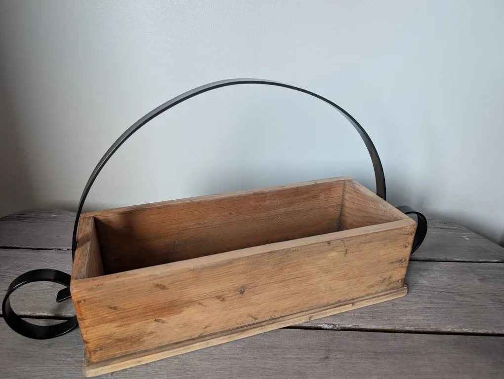 Wooden Box with Metal Handle image indicator(2)