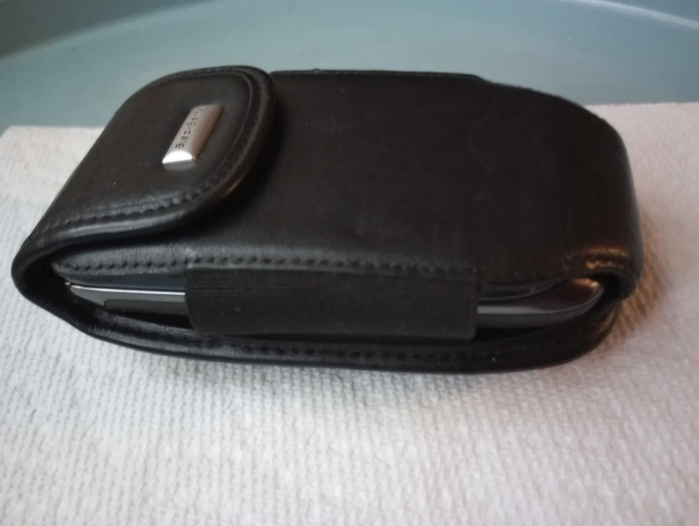 BlackBerry Torch 9800 with leather case image indicator(6)
