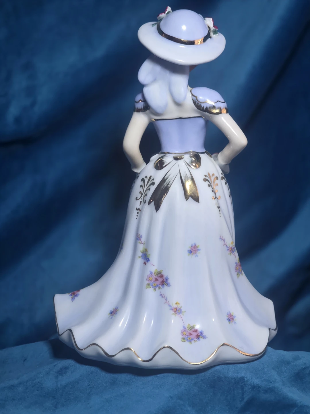 Vintage Porcelain Figurine Lady with Parasol - photo 3