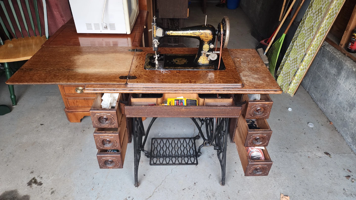 Antique Singer Sewing Machine with Cabinet 🥕🥕
