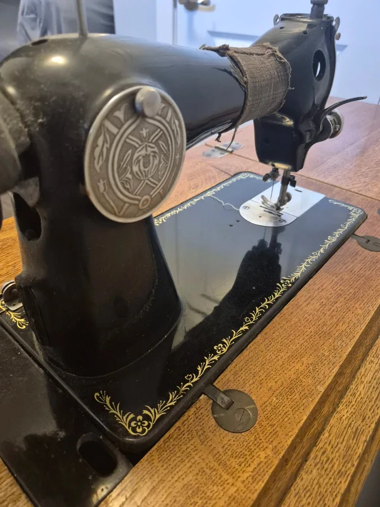 Antique 'Comrie' Treadle Sewing Machine image indicator(9)