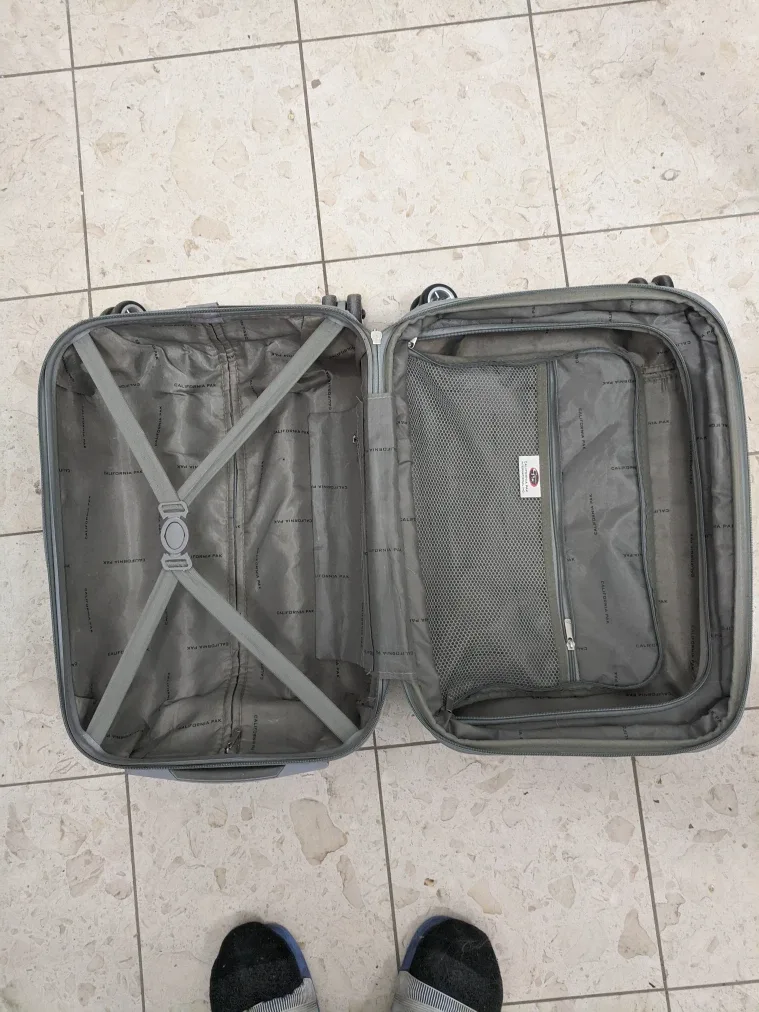 California Pak Carry-on Suitcase image indicator(5)