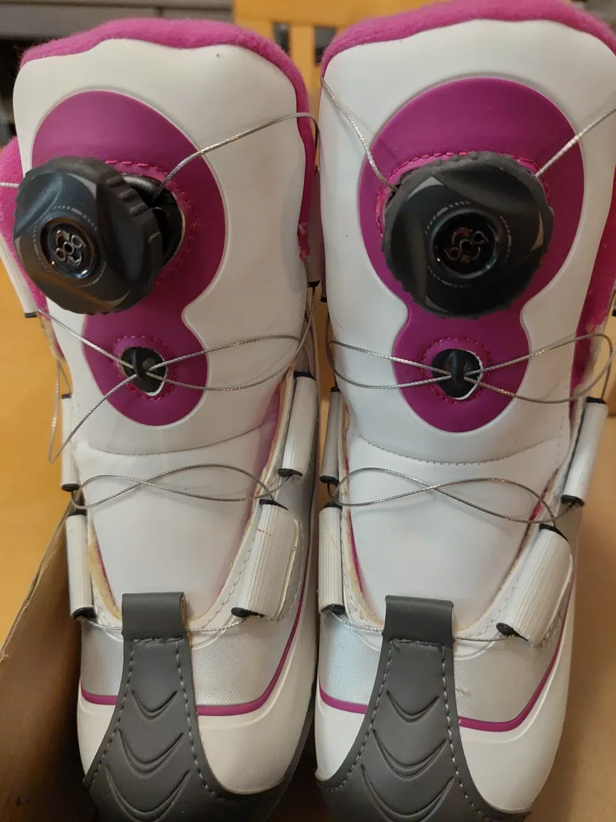 Like New! Youth Size 12 Reebok BOA Ice Skates w/ Original Box image indicator(3)