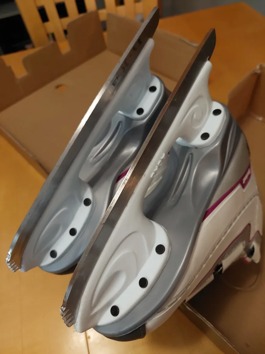 Like New! Youth Size 12 Reebok BOA Ice Skates w/ Original Box image indicator(5)