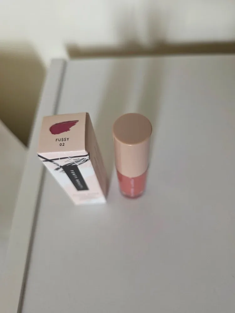 Fenty Beauty Gloss Bomb - Fussy 02 image indicator(4)
