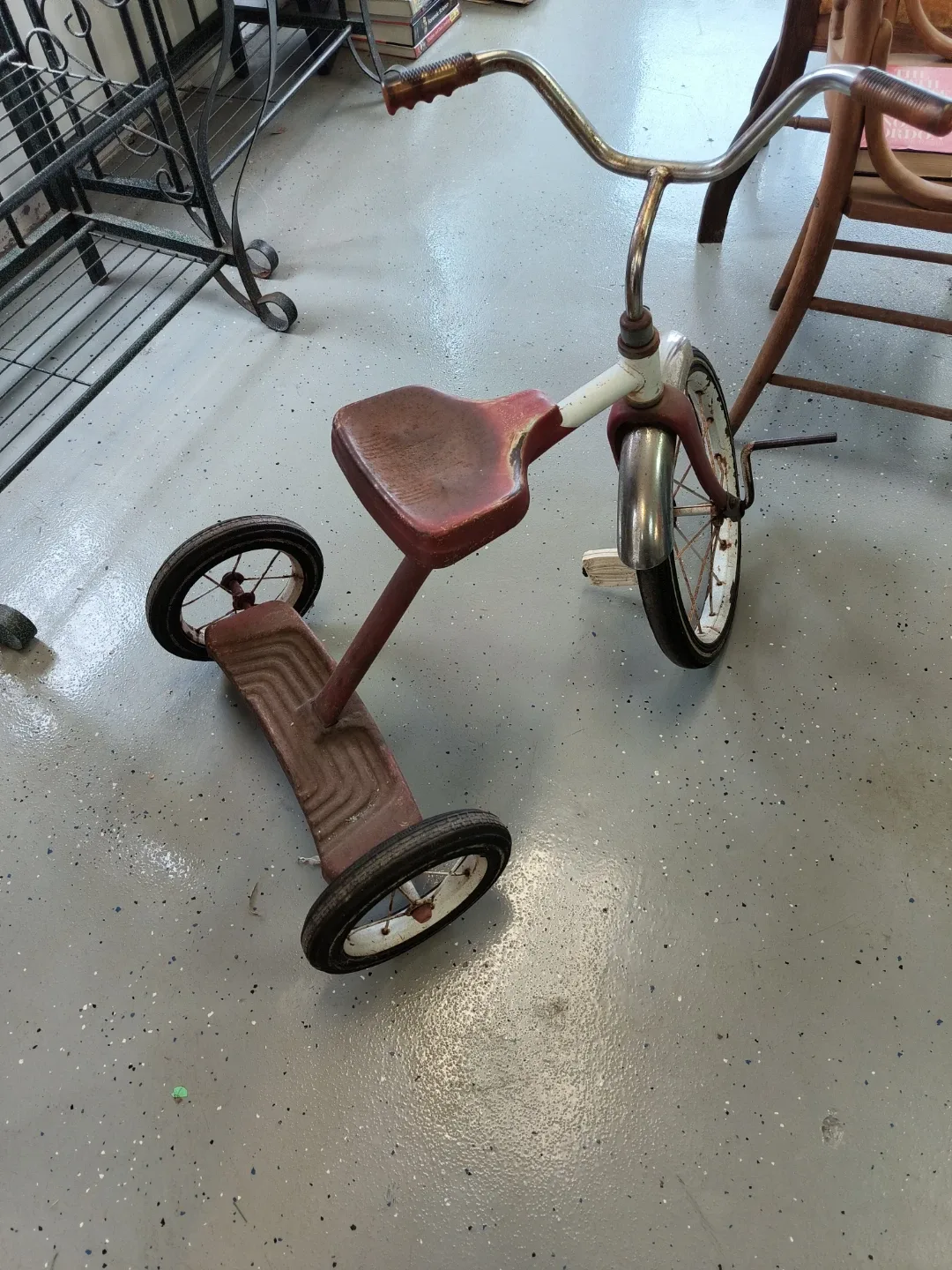 Vintage Red Tricycle image indicator(2)