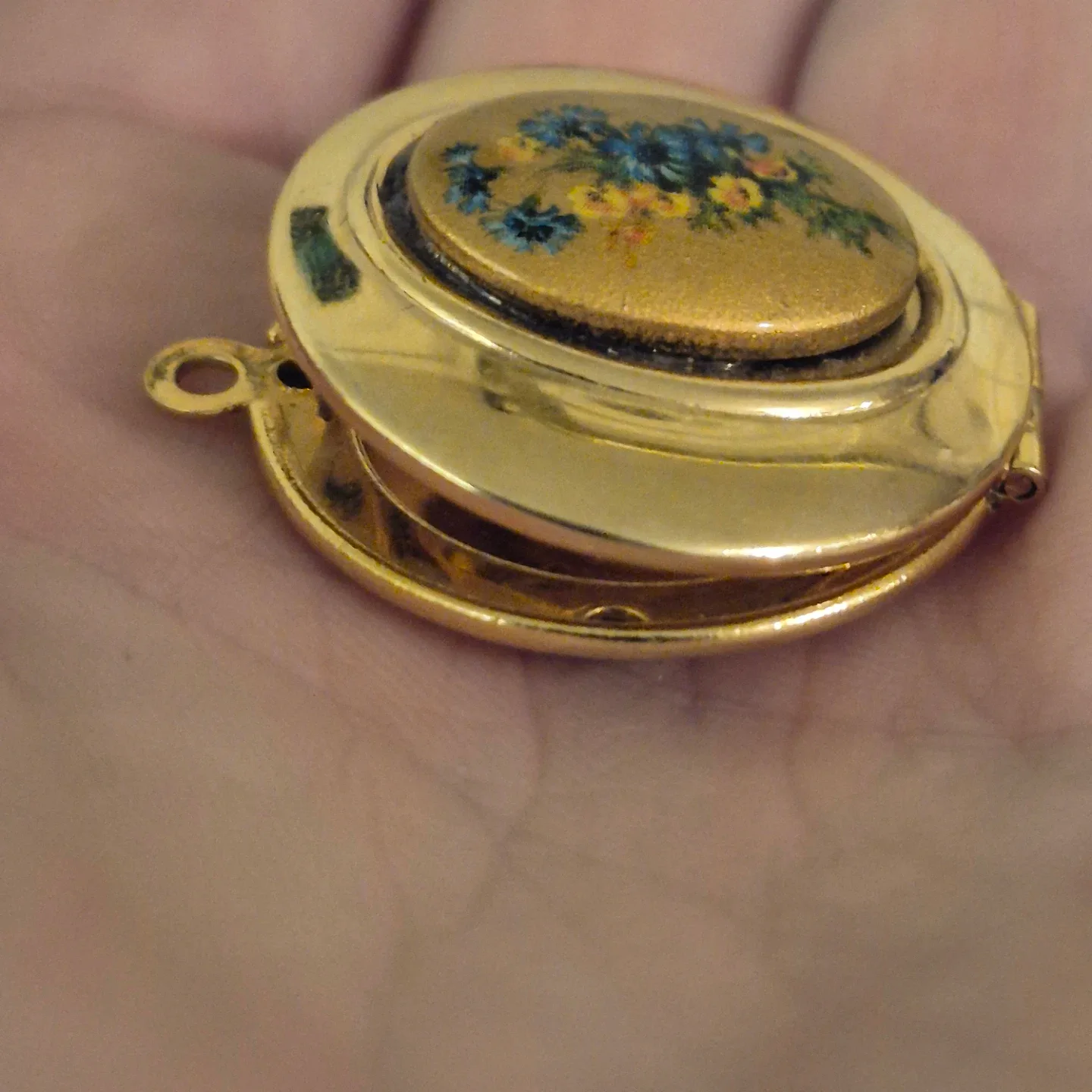 Vintage Gold Tone Floral Locket Pendant image indicator(3)