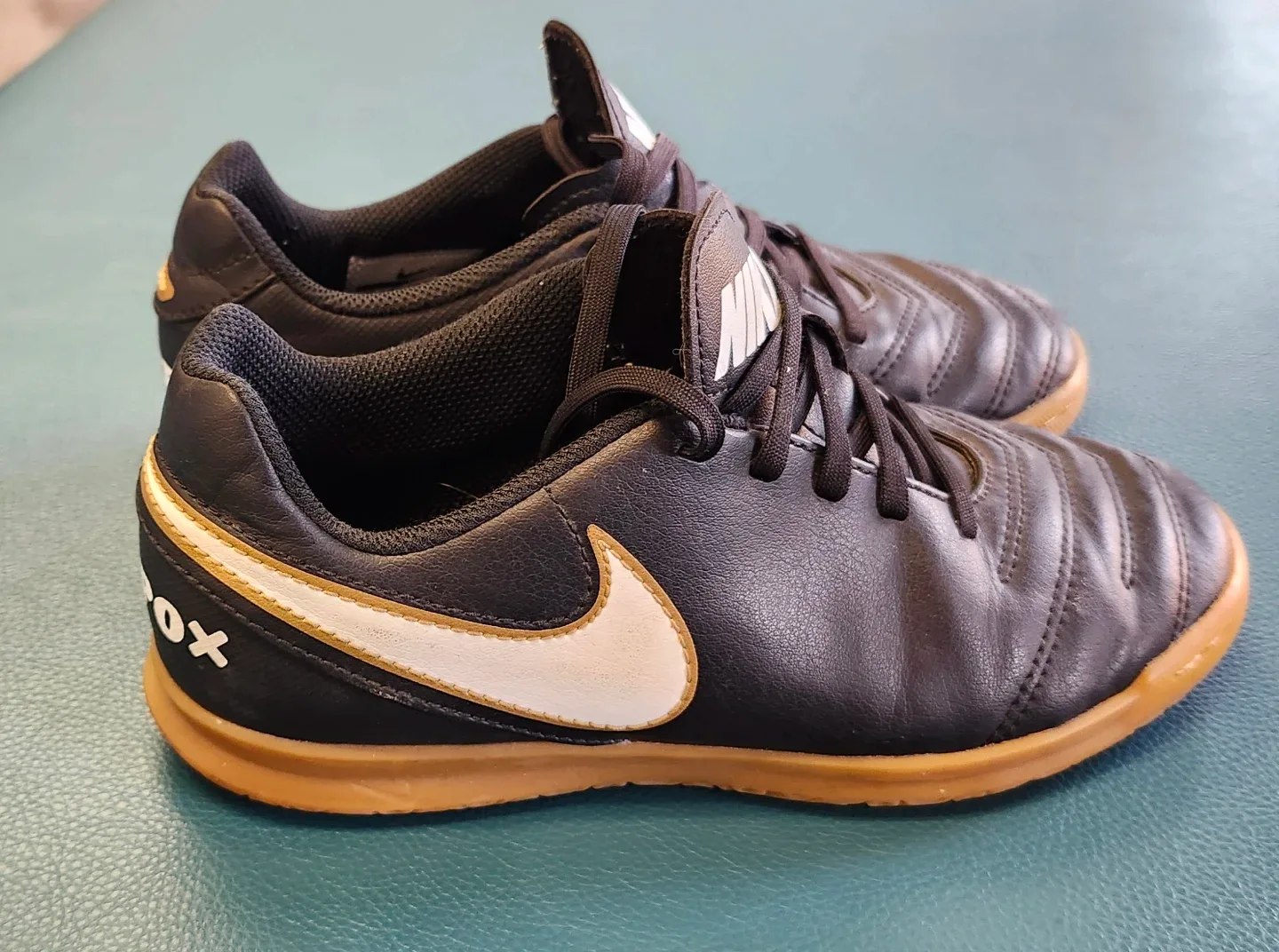 Kids boys Nike TiempoX Indoor Soccer Shoes - Size 2.5Y image indicator(2)