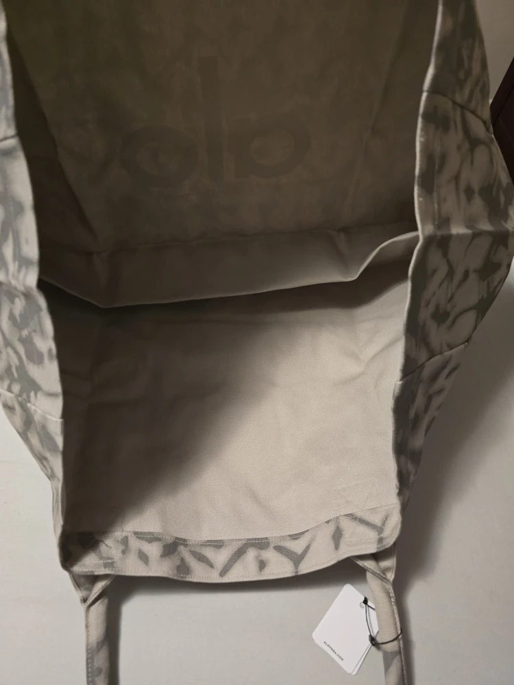 Alo Yoga Grey/White Tote Bag - photo 2
