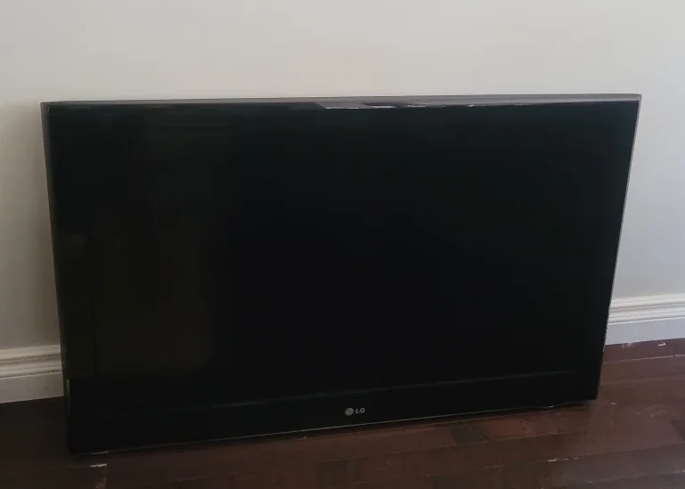 42” LG Full HD LCD TV + Wall Mount + Remote