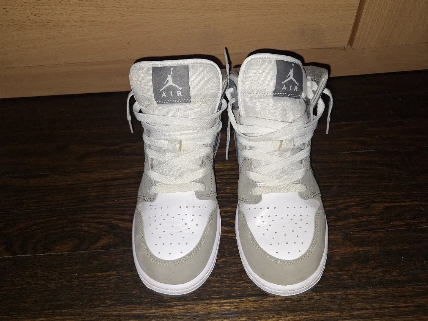Air Jordan 1 Mid SE Particle Grey image indicator(2)