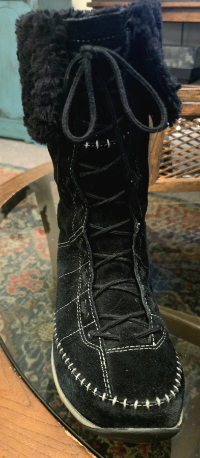 Size 8 Ladies Columbia Suede Boots - photo 2