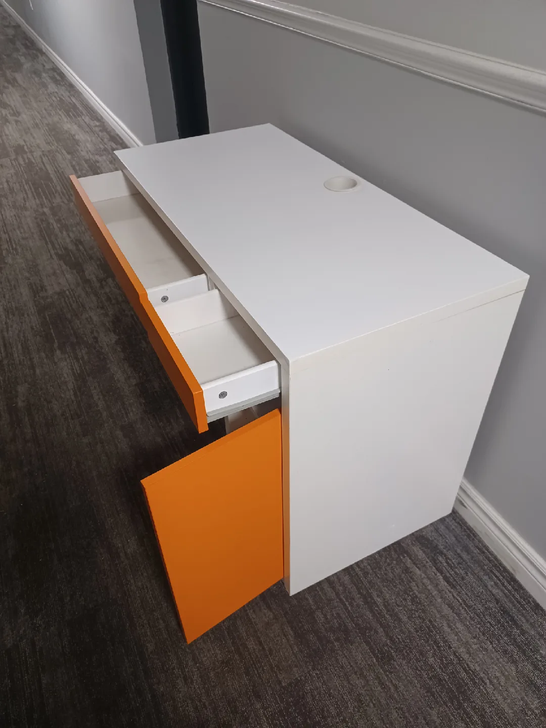 White & Orange Desk image indicator(3)