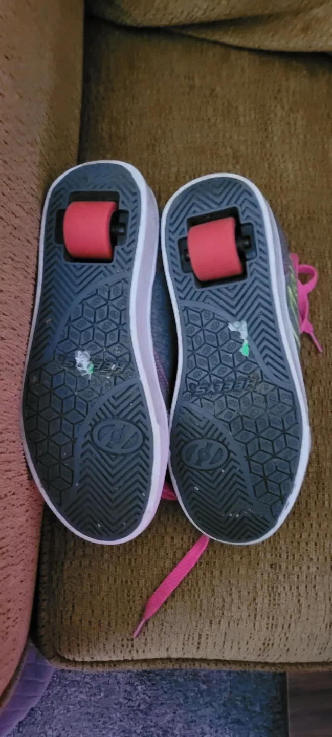 Heelys Skates, Youth Size 4 image indicator(2)