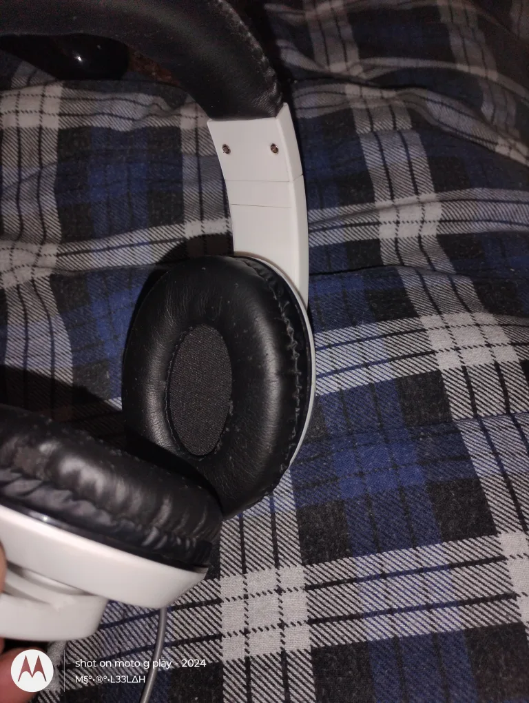 White Wired Headphones image indicator(3)
