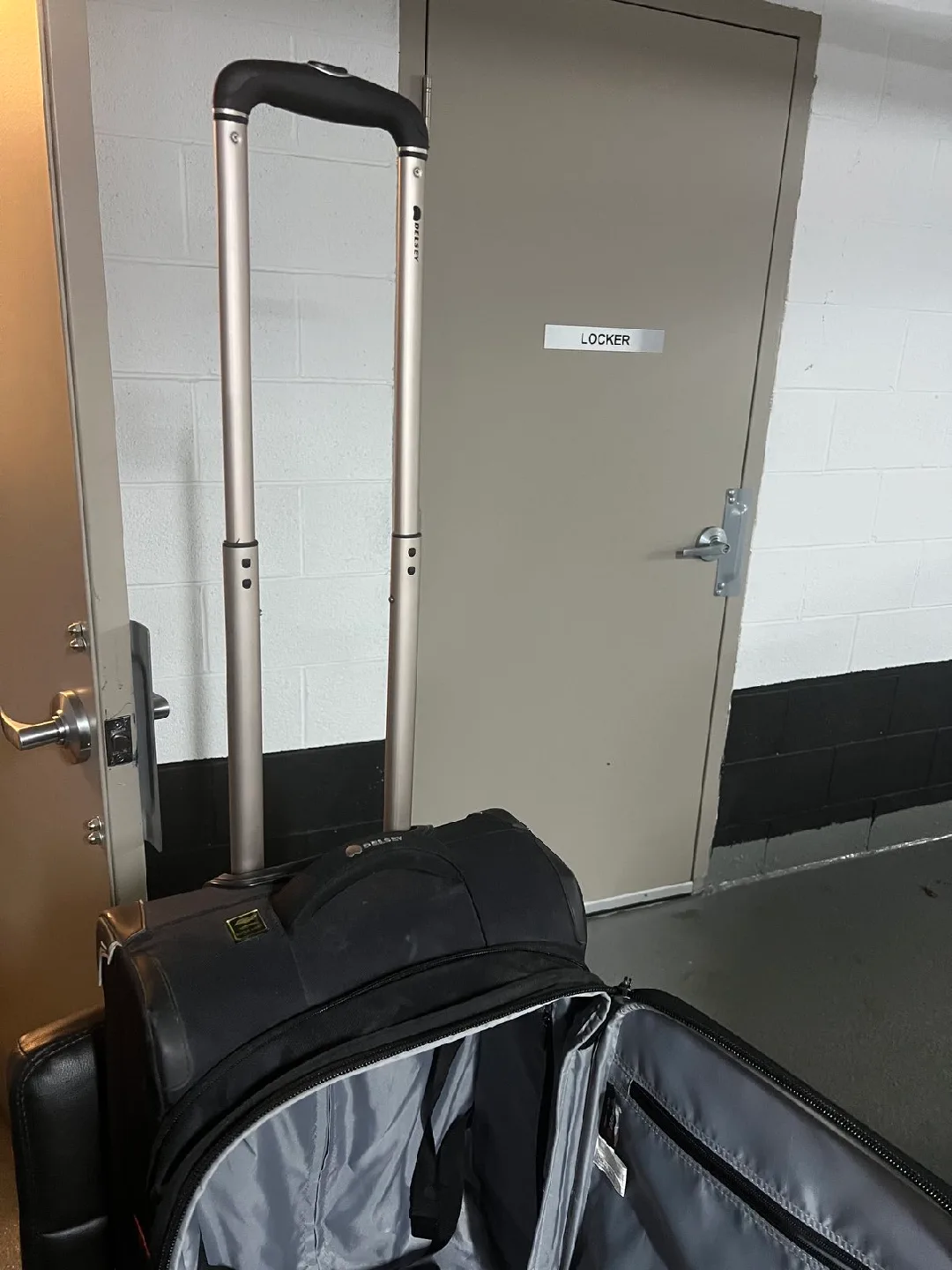 delsey carry on luggage image indicator(3)