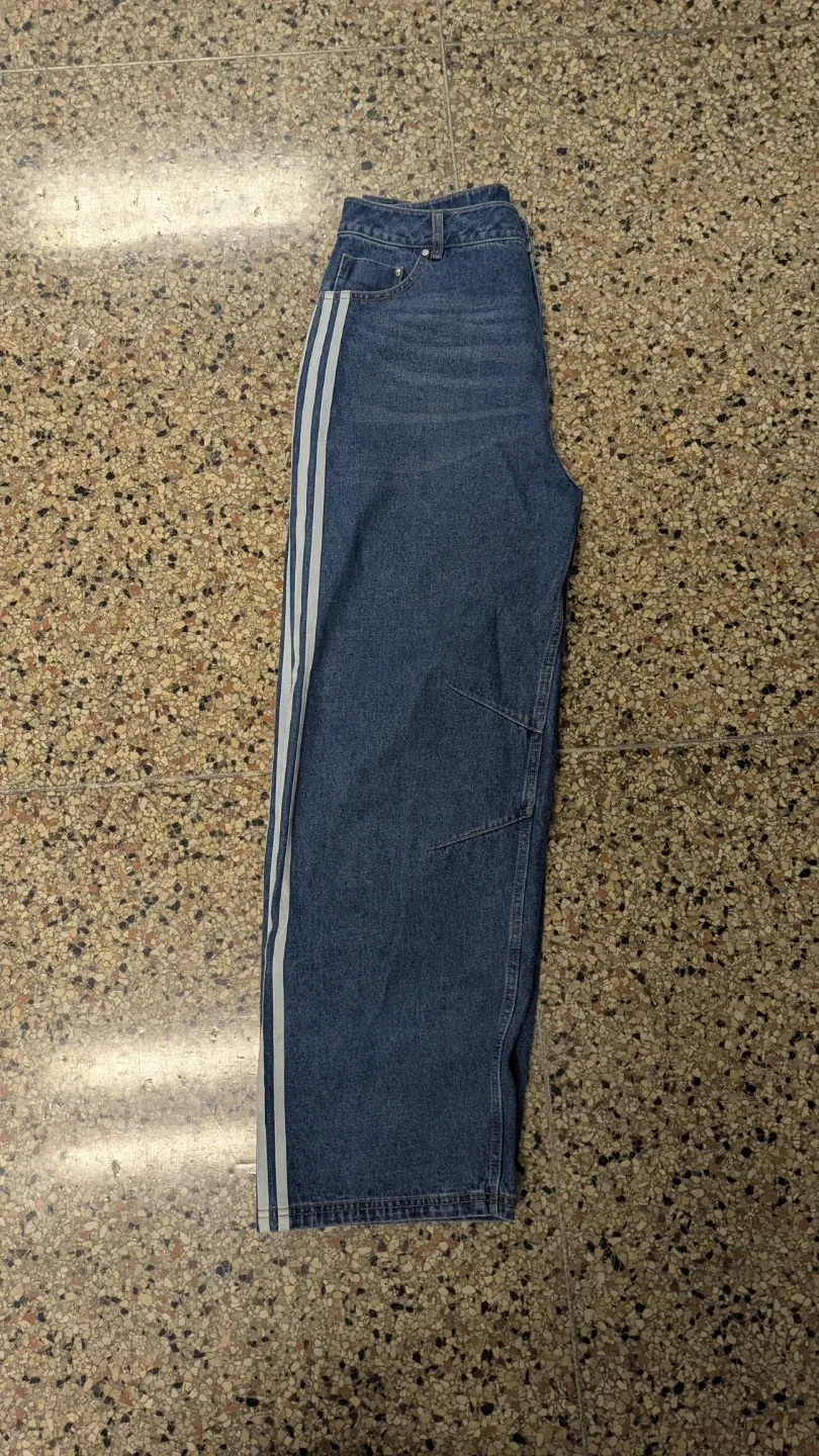 Adidas GFX baggy jeans image indicator(3)
