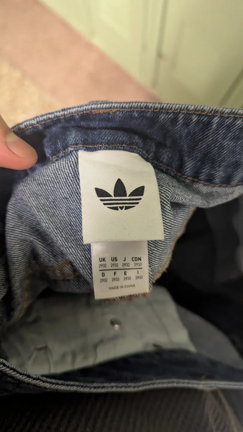 Adidas GFX baggy jeans image indicator(4)