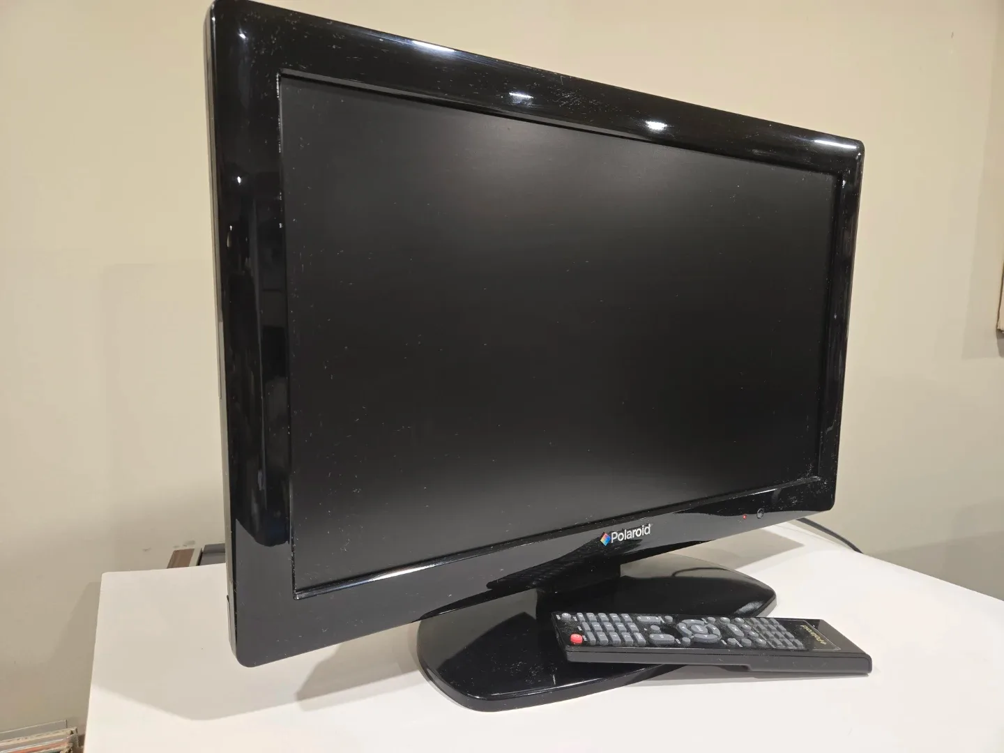 Polaroid 22" Full HD LED Multi-System TV/DVD Combo image indicator(3)