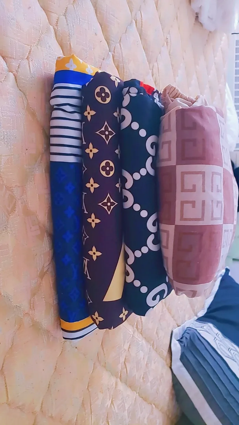 Louis Vuitton & Gucci Scarves flat Sheet image indicator(3)