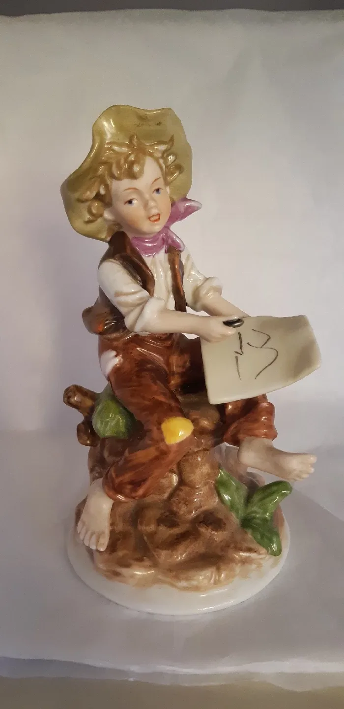 2 Unique Figurines image indicator(2)