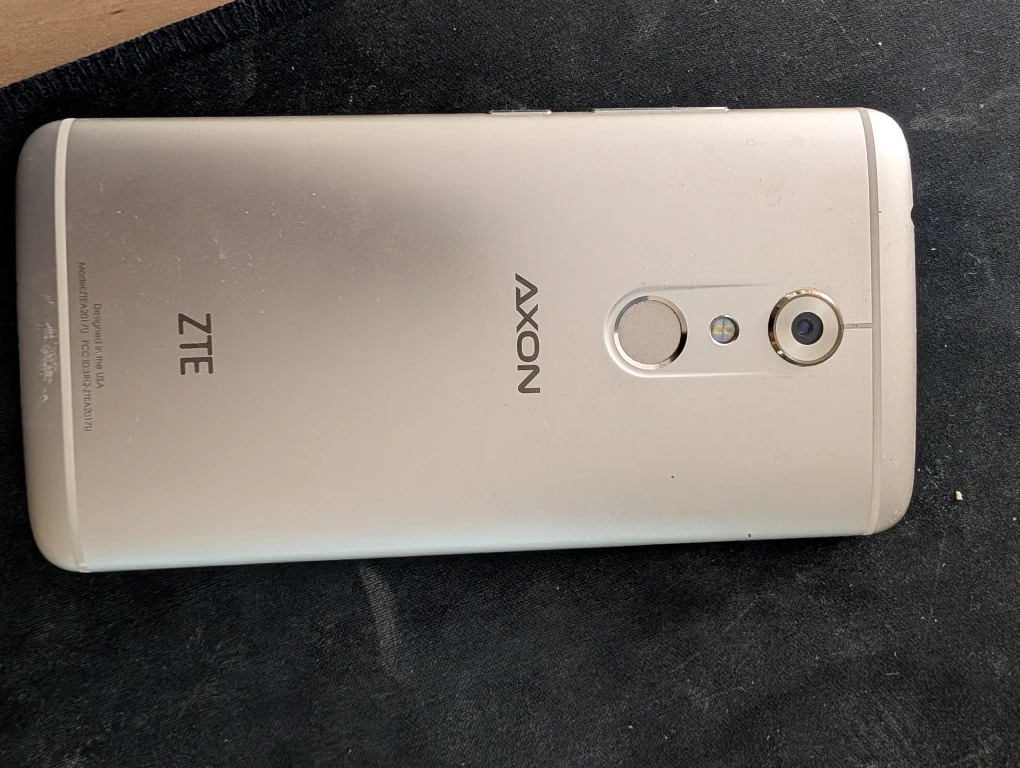 ZTE Axon Phone - photo 3