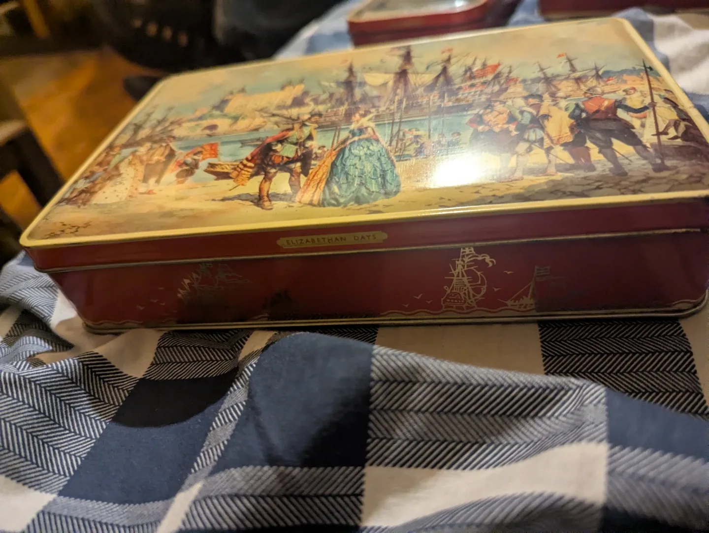 Vintage Decorative Tin Box - Elizabethan Days image indicator(2)
