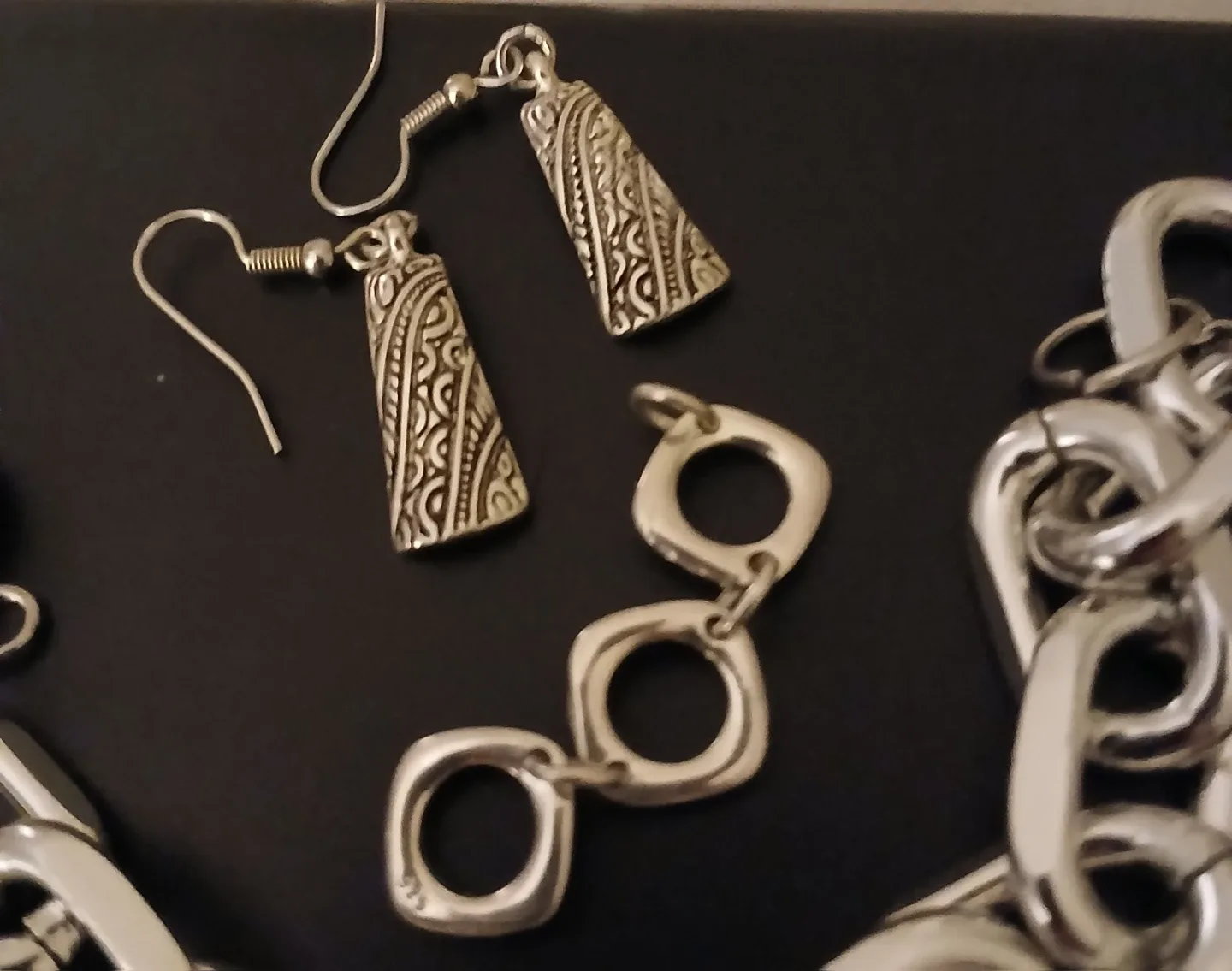 Silver Tone Jewelry Set: Bracelet & Earrings image indicator(4)