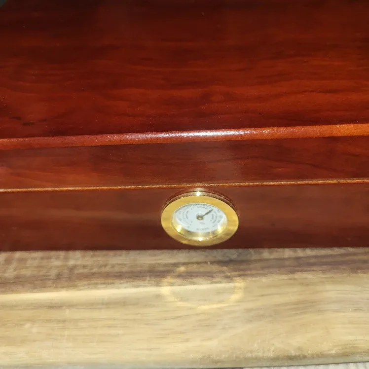 Cigar Humidor with Cutter image indicator(3)