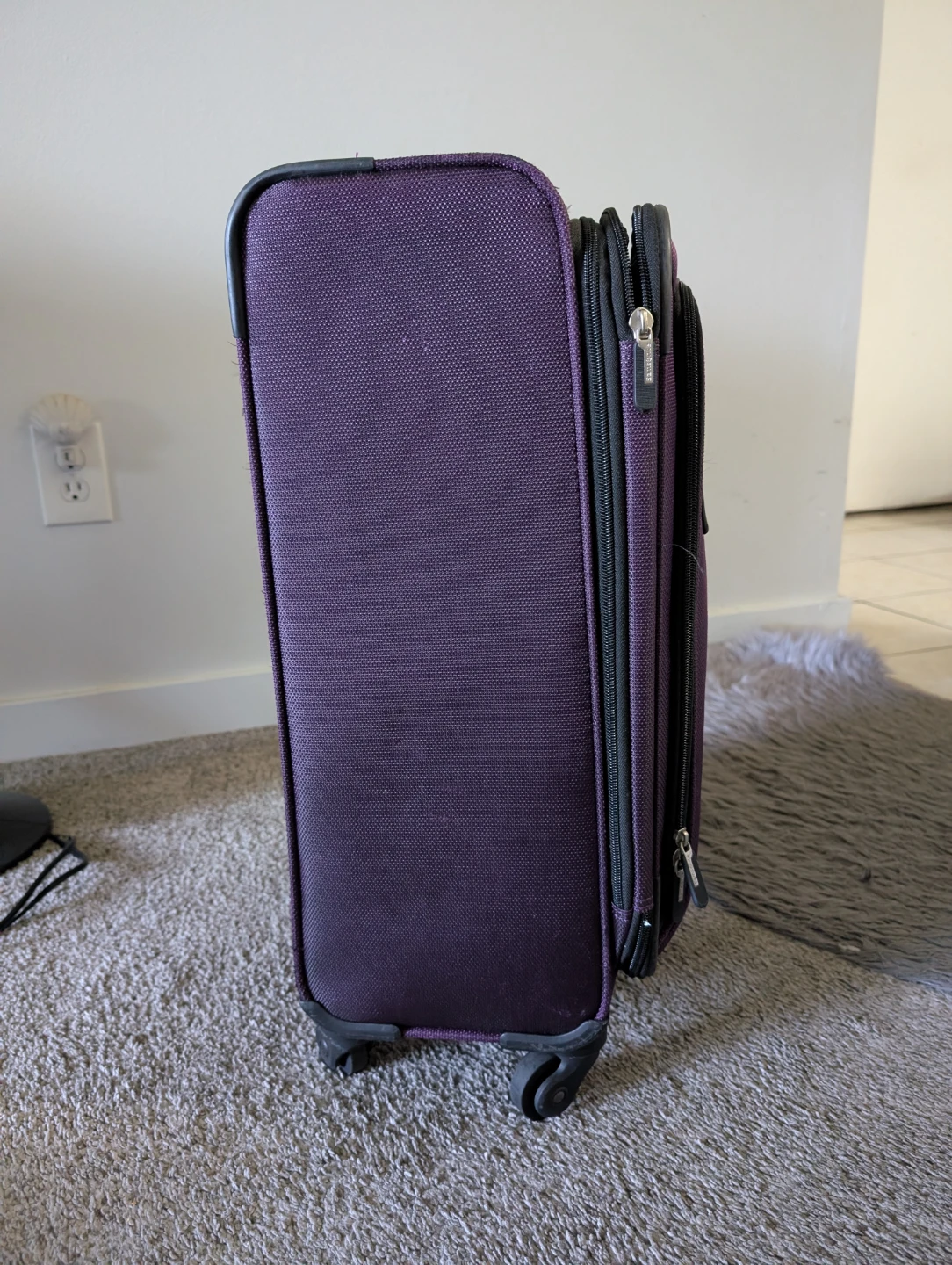 Samsonite carry-on suitcase - photo 2