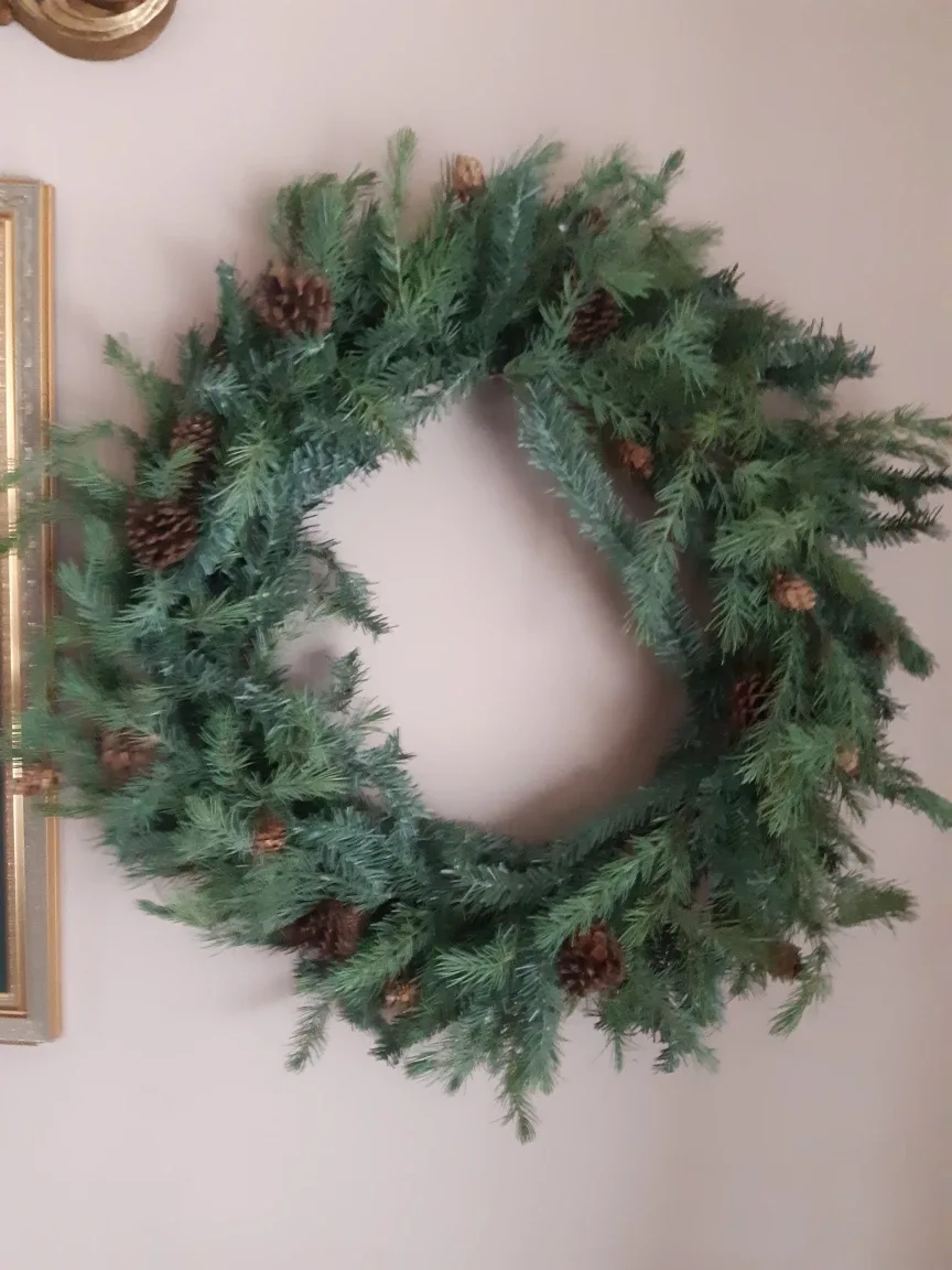 Christmas Wreath with Pinecones