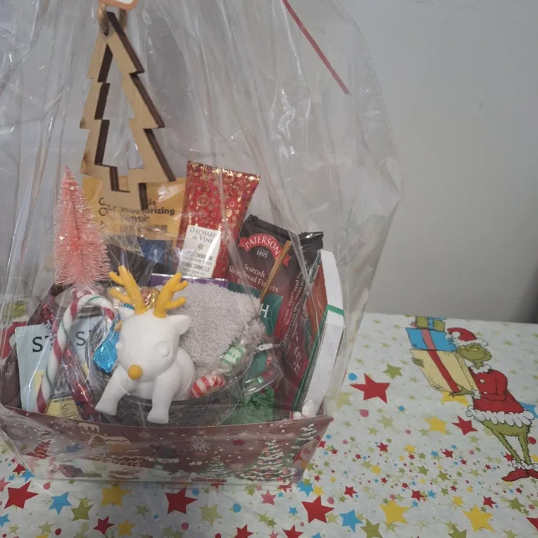 Holiday Gift Basket with Goodies image indicator(4)