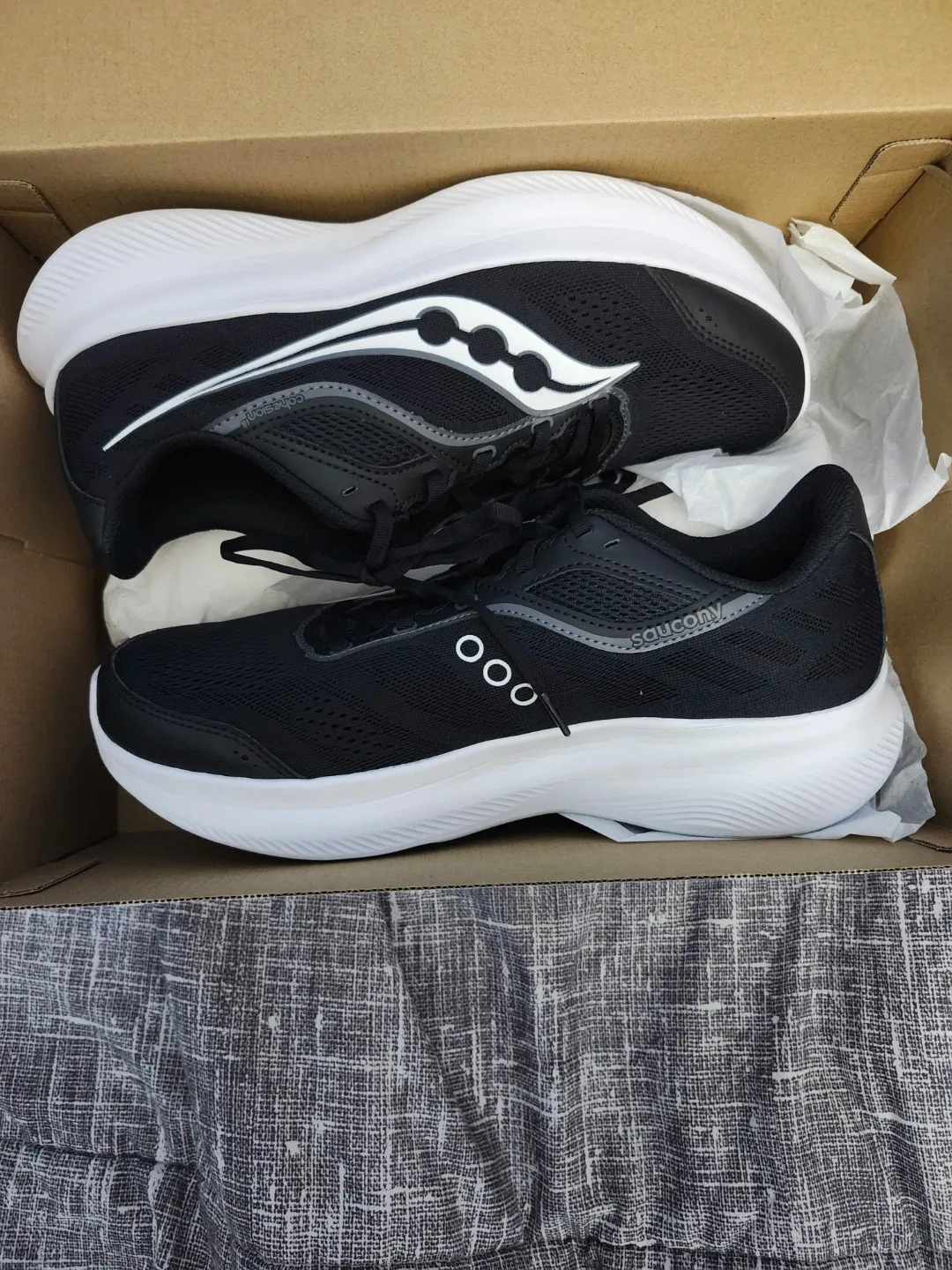 Saucony running shoes - Men's Size 10 image indicator(2)