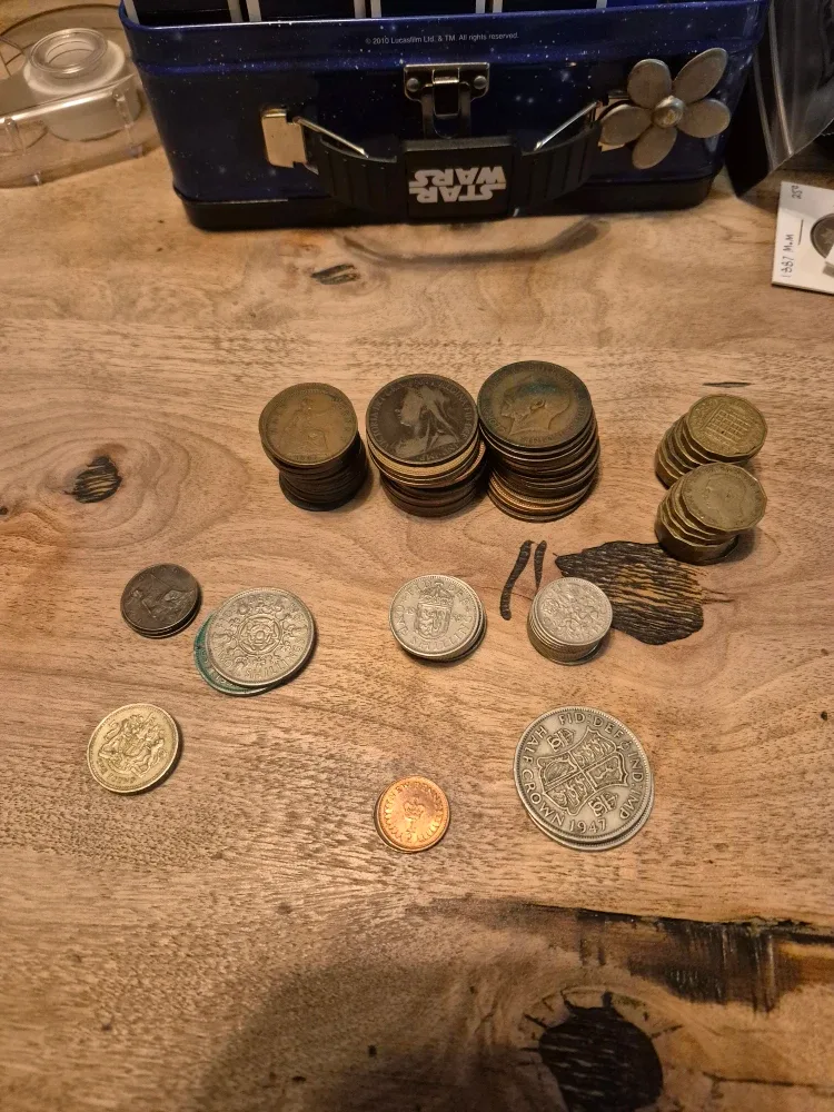 Lot of British coin with dates as old as 1898 (87 coins total) image indicator(2)