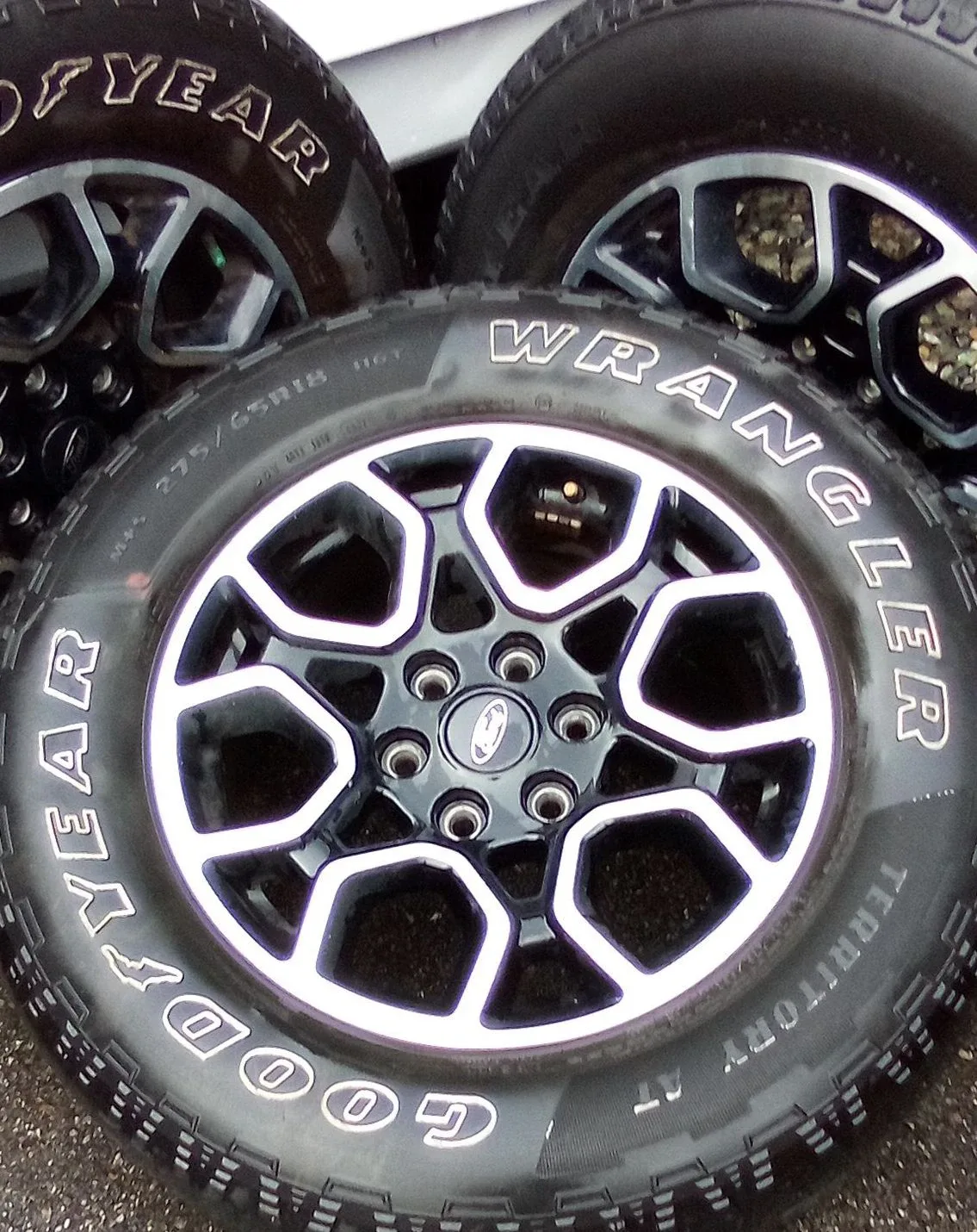 Four AT tires with Ford rims 275/65R18 Tire