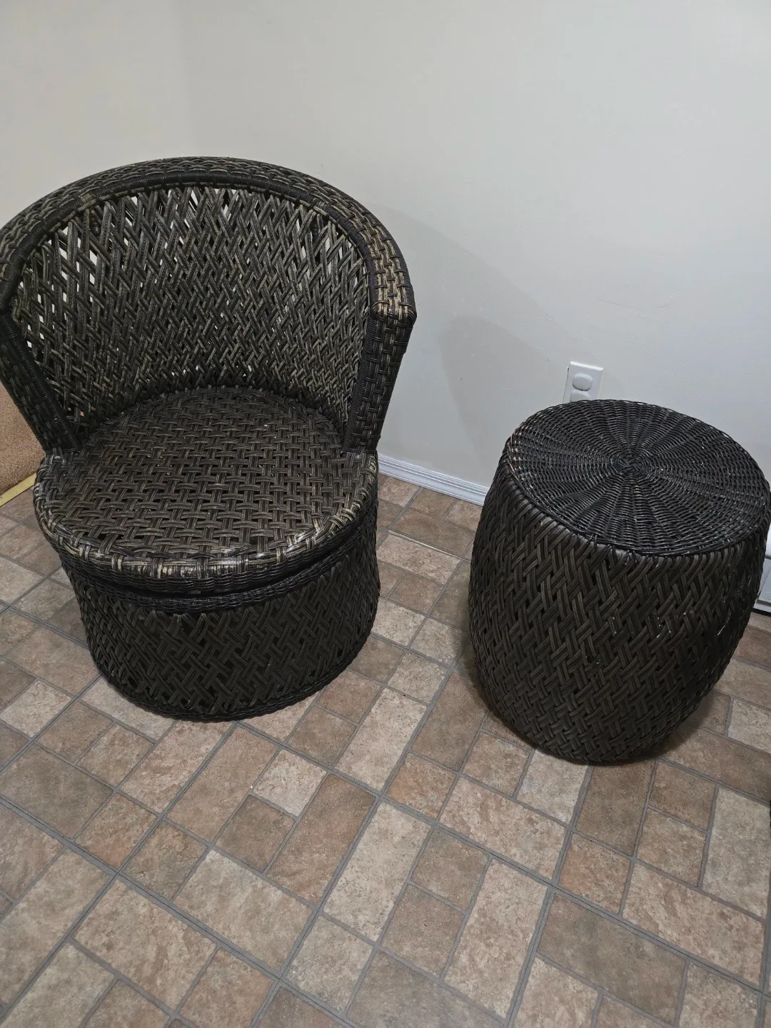 Wicker Patio Chair and Side Table Set image indicator(2)
