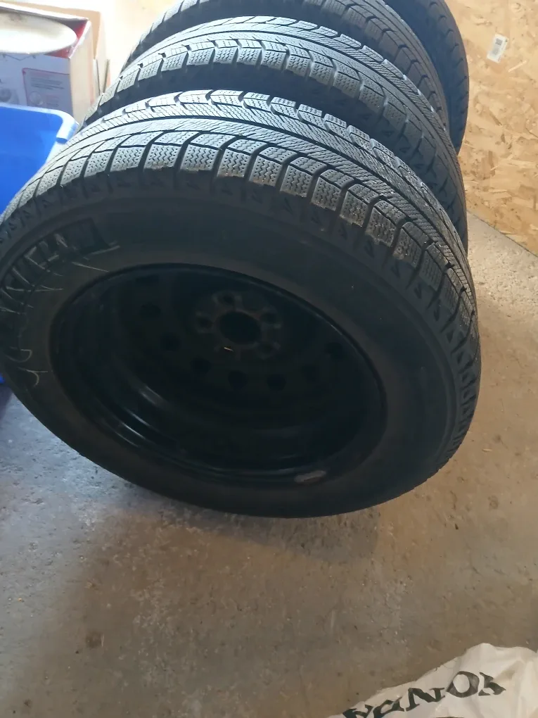 Set of 4 Michelin Winter Tire 225/60R16 with Rims image indicator(7)