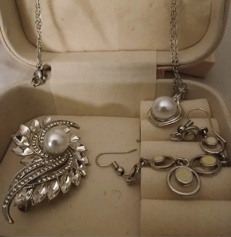 SMALL JEWELLERY box/jewellery