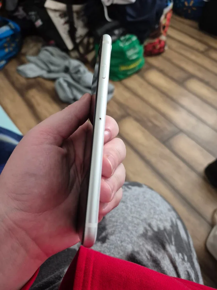 White iPhone SE (2nd generation) image indicator(4)