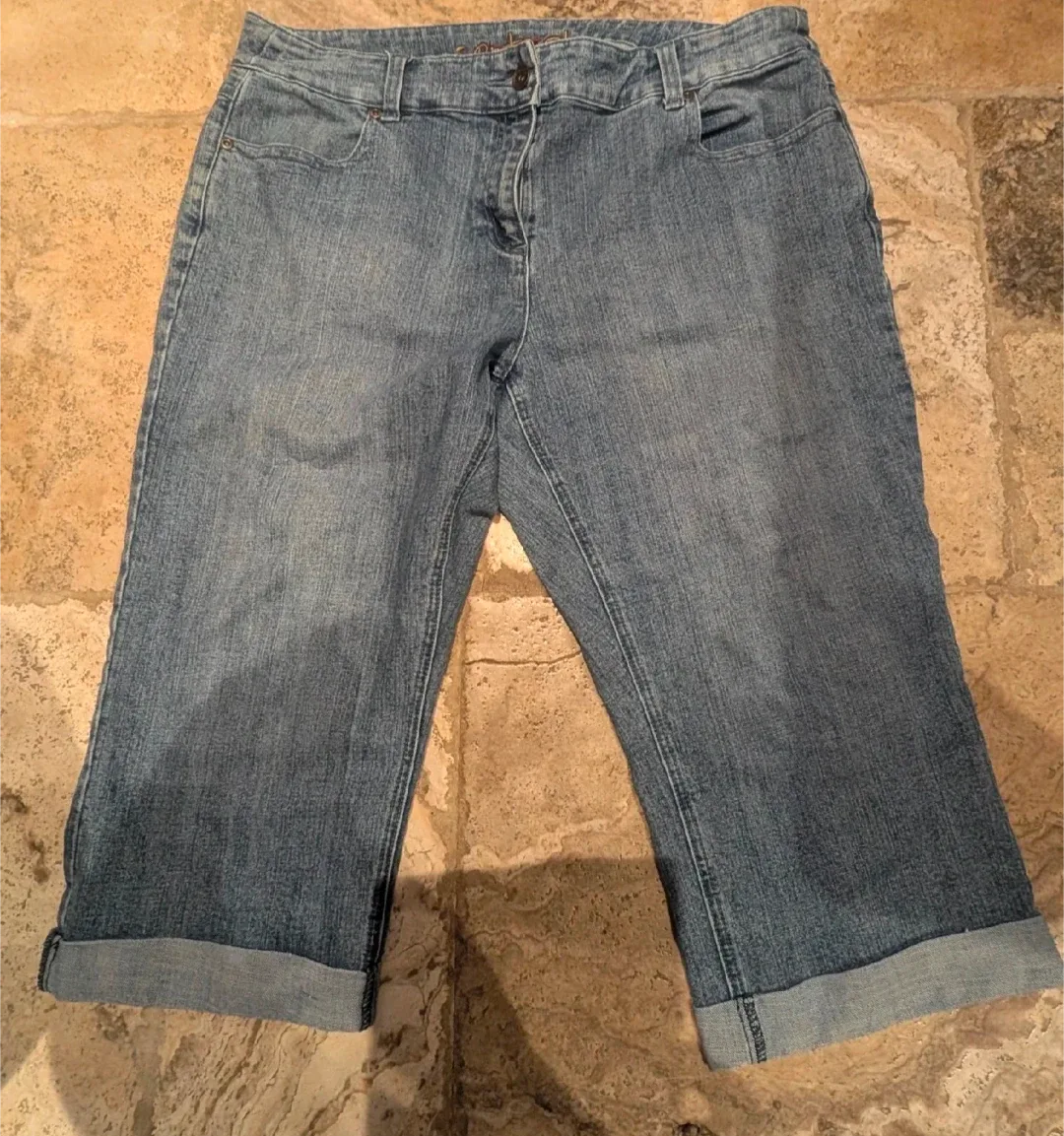 Contrast brand denim capri pants