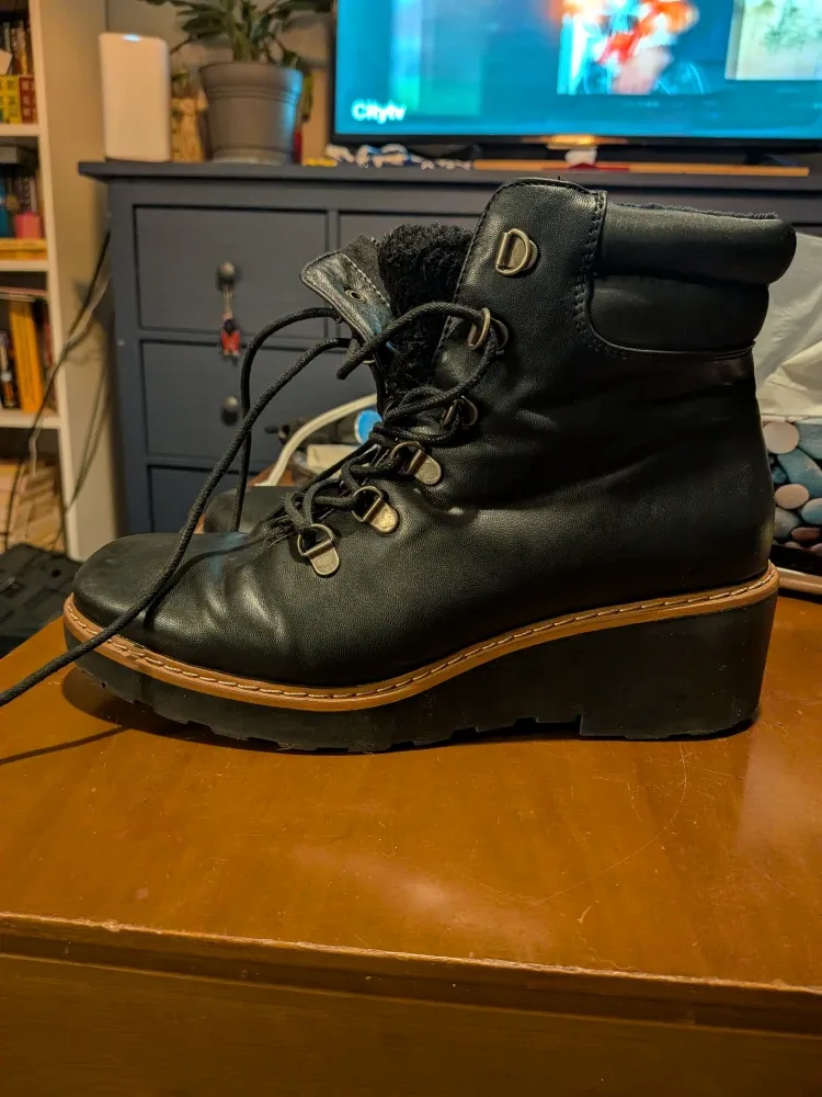 Black ladies Winter Boots BARETRACKS SIZE 9.5 image indicator(2)