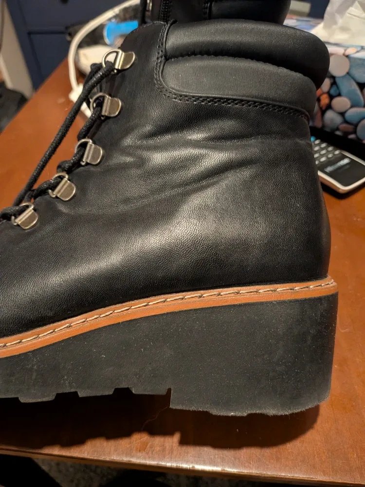 Black ladies Winter Boots BARETRACKS SIZE 9.5 image indicator(6)