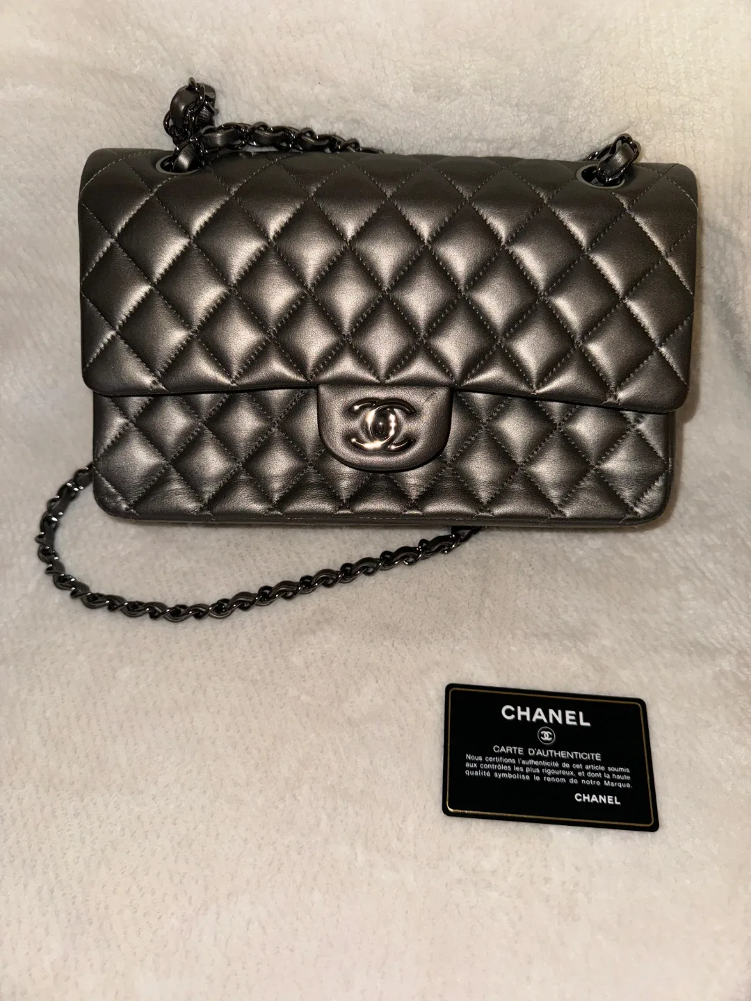 Chanel Classic Flap Bag brand new image indicator(2)